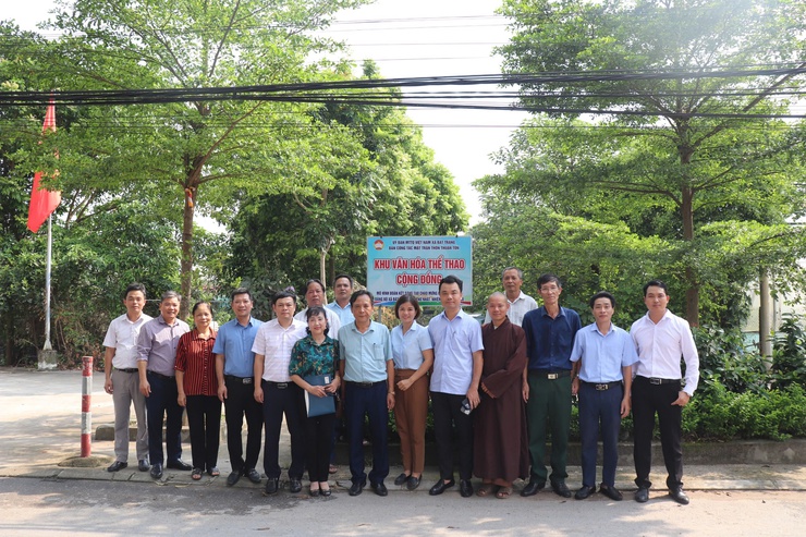MTTQ xã Bát Tràng: Gắn biển 2 "sân chơi cộng đồng" chào mừng Đại hội đại biểu Đảng bộ xã- Ảnh 3. MTTQ xã Bát Tràng: Gắn biển 2 "sân chơi cộng đồng" chào mừng Đại hội đại biểu Đảng bộ xã- Ảnh 3.