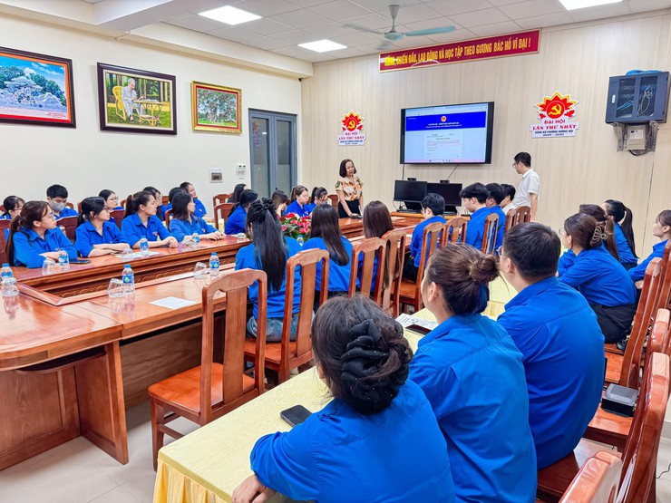 Đoàn phường Dương Nội triển khai chiến dịch 45 ngàyg đêm ra quân hỗ trợ hoạt động chuyển đổi số- Ảnh 1.