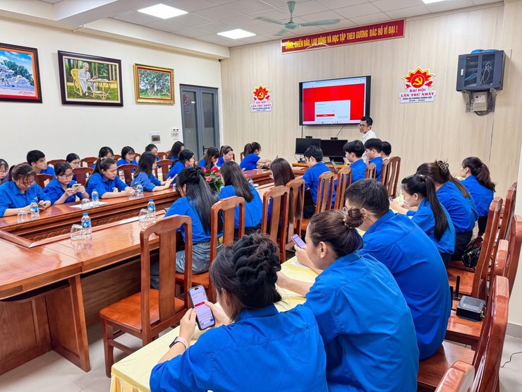 Đoàn phường Dương Nội triển khai chiến dịch 45 ngàyg đêm ra quân hỗ trợ hoạt động chuyển đổi số- Ảnh 2.