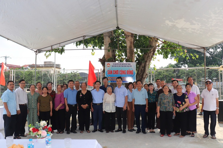 MTTQ xã Bát Tràng: Gắn biển 2 "sân chơi cộng đồng" chào mừng Đại hội đại biểu Đảng bộ xã- Ảnh 2. MTTQ xã Bát Tràng: Gắn biển 2 "sân chơi cộng đồng" chào mừng Đại hội đại biểu Đảng bộ xã- Ảnh 2.