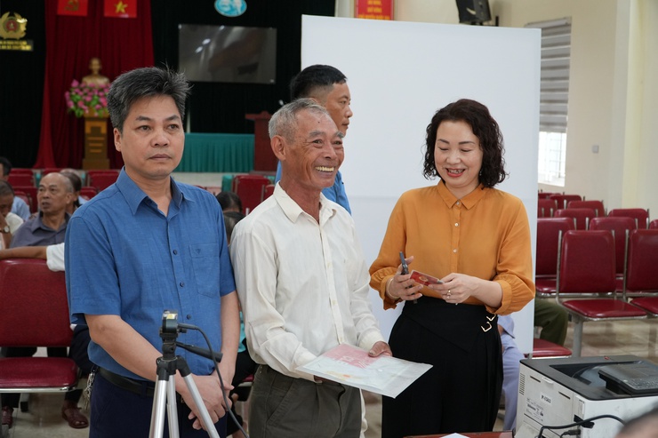 Trên 70% đảng viên xã Chuyên Mỹ đã được đổi thẻ đảng viên - bước đi chủ động trong xây dựng Đảng thời đại số- Ảnh 1.