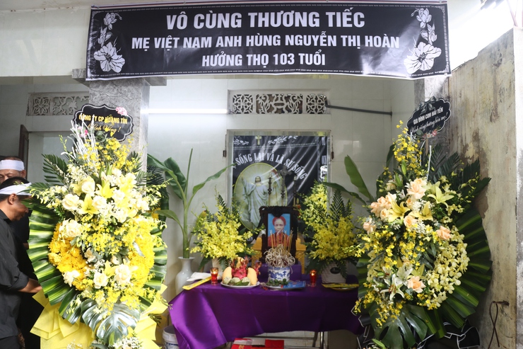 Các đồng chí lãnh đạo xã viếng lễ tang Mẹ Việt Nam Anh hùng Nguyễn Thị Hoàn- Ảnh 1.