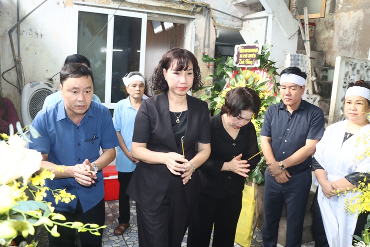Các đồng chí lãnh đạo xã viếng lễ tang Mẹ Việt Nam Anh hùng Nguyễn Thị Hoàn- Ảnh 3.