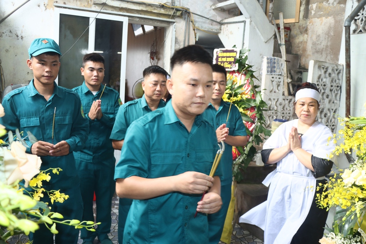 Các đồng chí lãnh đạo xã viếng lễ tang Mẹ Việt Nam Anh hùng Nguyễn Thị Hoàn- Ảnh 6.