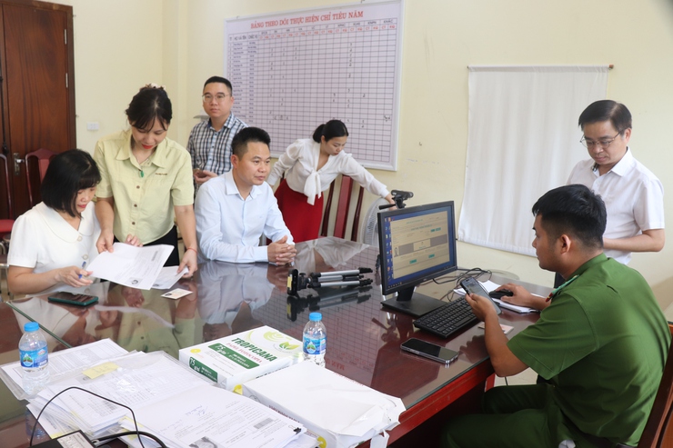 Gần 70% Đảng viên Xã Phú Xuyên đã được đổi thẻ Đảng viên.- Ảnh 1.