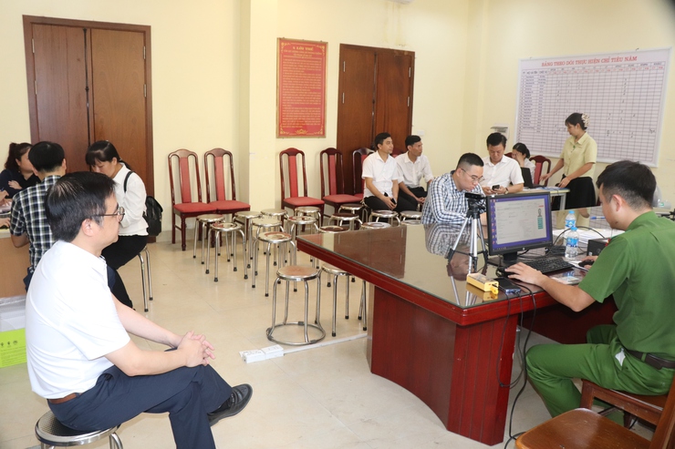 Gần 70% Đảng viên Xã Phú Xuyên đã được đổi thẻ Đảng viên.- Ảnh 6.