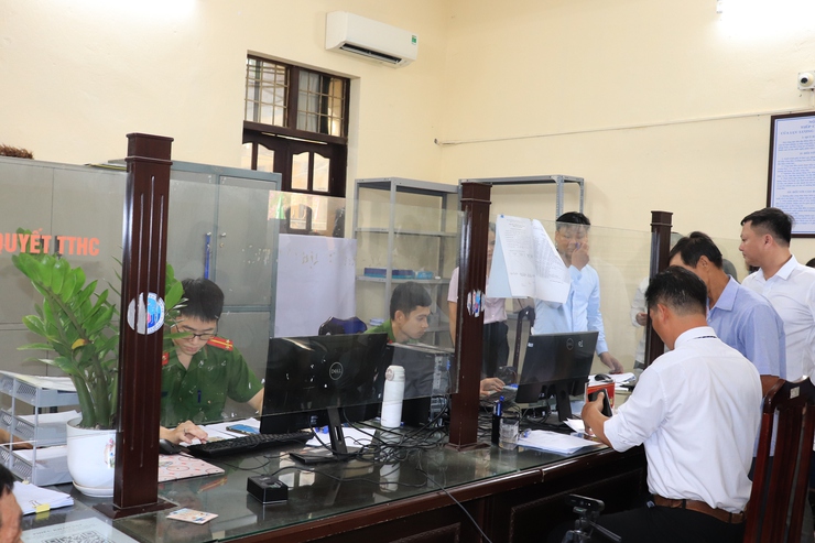 Trên 86% đảng viên thuộc Đảng bộ xã Phú Nghĩa cập nhật thông tin đảng viên phục vụ việc đổi thẻ Đảng- Ảnh 1.