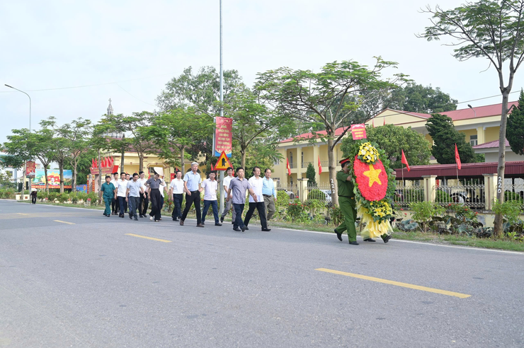 Xã Ứng Thiên dâng hương, dâng hoa tưởng niệm các anh hùng liệt sĩ trước thềm Đại hội đại biểu Đảng bộ xã lần thứ I, nhiệm kỳ 2025-2030- Ảnh 4.