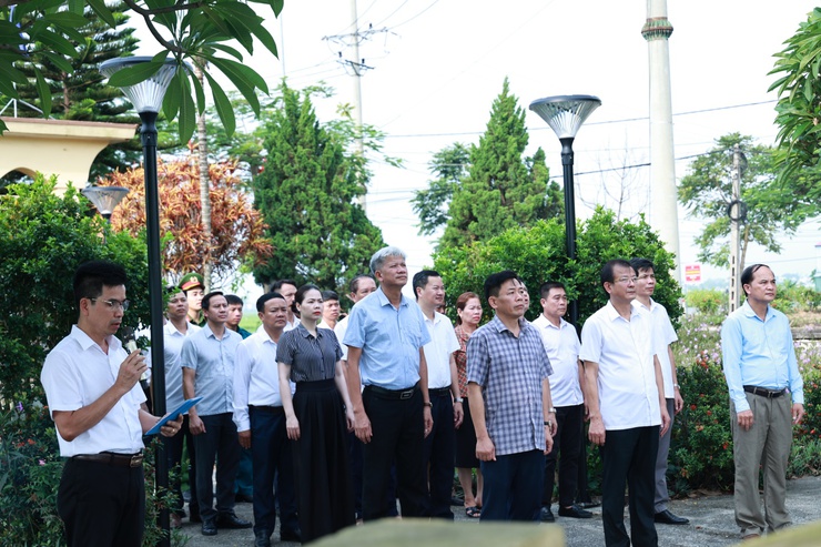 Xã Ứng Thiên dâng hương, dâng hoa tưởng niệm các anh hùng liệt sĩ trước thềm Đại hội đại biểu Đảng bộ xã lần thứ I, nhiệm kỳ 2025-2030- Ảnh 5.