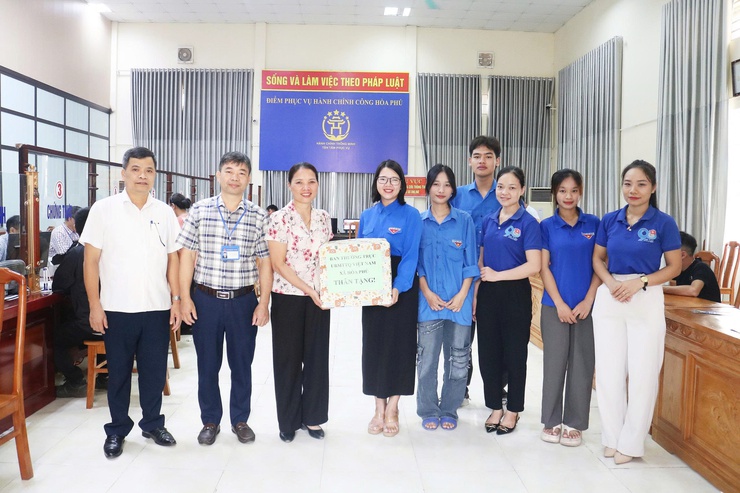 Lãnh đạo xã và Ủy ban MTTQ xã tặng quà đội thanh niên hỗ trợ tại điểm phục vụ hành chính công- Ảnh 1.