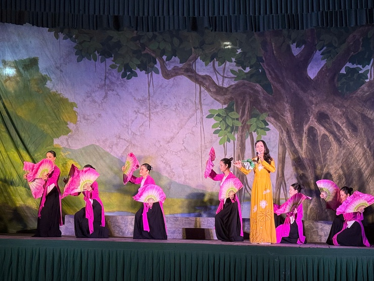 TƯNG BỪNG CHƯƠNG TRÌNH NGHỆ THUẬT
CHÀO MỪNG ĐẠI HỘI ĐẠI BIỂU ĐẢNG BỘ PHƯỜNG LẦN THỨ NHẤT, NHIỆM KỲ 2025 - 2030
- Ảnh 2.