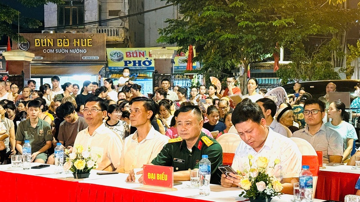 TƯNG BỪNG CHƯƠNG TRÌNH NGHỆ THUẬT
CHÀO MỪNG ĐẠI HỘI ĐẠI BIỂU ĐẢNG BỘ PHƯỜNG LẦN THỨ NHẤT, NHIỆM KỲ 2025 - 2030
- Ảnh 1.