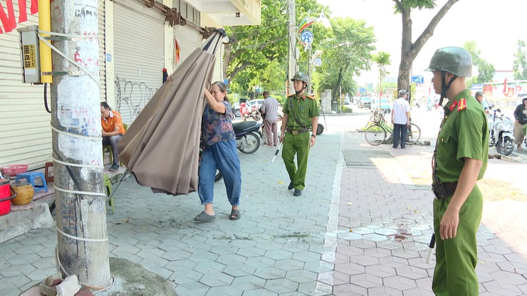 Công an xã Thanh Trì: Khẳng định vai trò nòng cốt đảm bảo trật tự đô thị, vệ sinh môi trường - Ảnh 1.