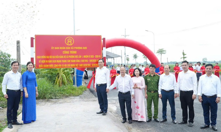 Xã Phượng Dực: Tổ chức Lễ gắn biển công trình chào mừng Đại hội đại biểu Đảng bộ xã lần thứ I- Ảnh 1.