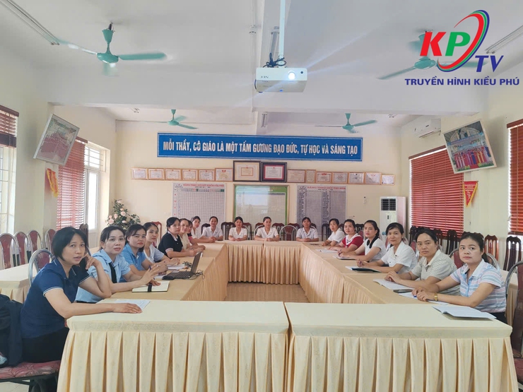 Đảng ủy xã Kiều Phú tổ chức Hội nghị bồi dưỡng chính trị hè năm 2025 cho đội ngũ cán bộ quản lý và giáo viên trên địa bàn- Ảnh 4.