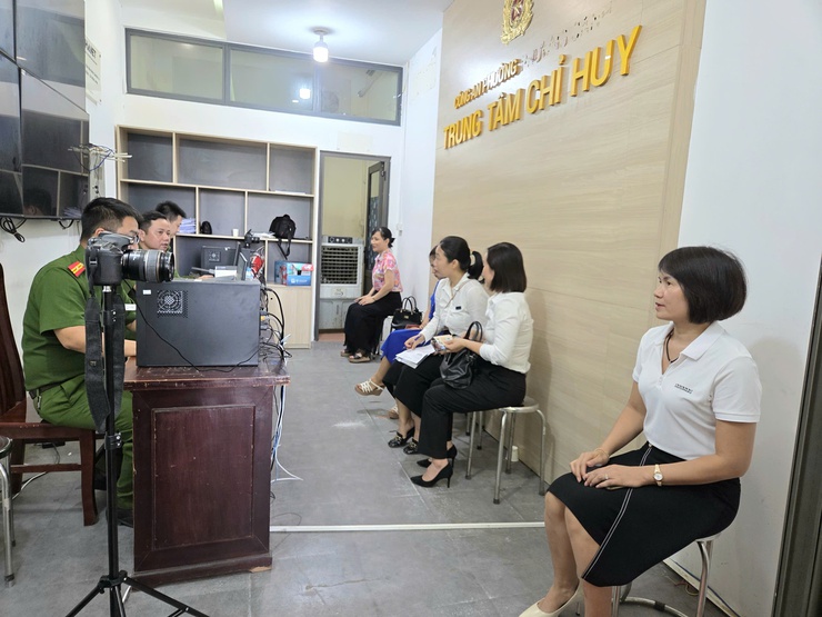 Phường Xuân Phương triển khai cấp đổi thẻ đảng viên điện tử - Ảnh 2.