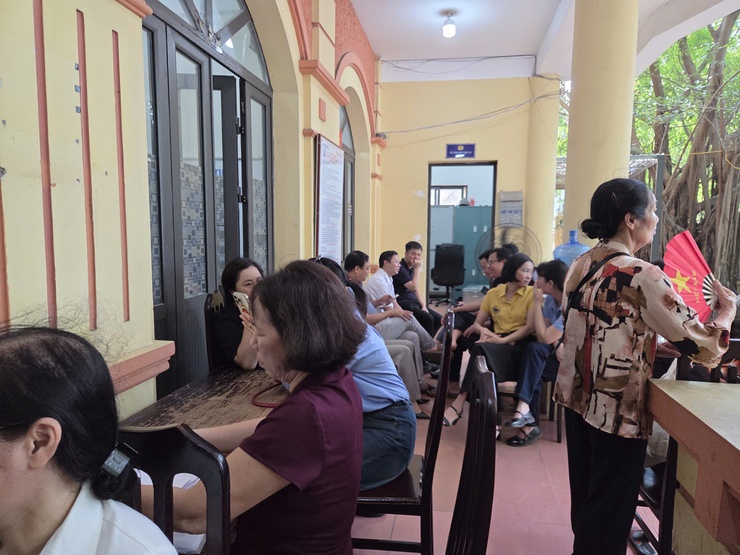 Phường Xuân Phương triển khai cấp đổi thẻ đảng viên điện tử - Ảnh 1.