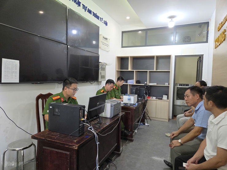 Phường Xuân Phương triển khai cấp đổi thẻ đảng viên điện tử - Ảnh 3.