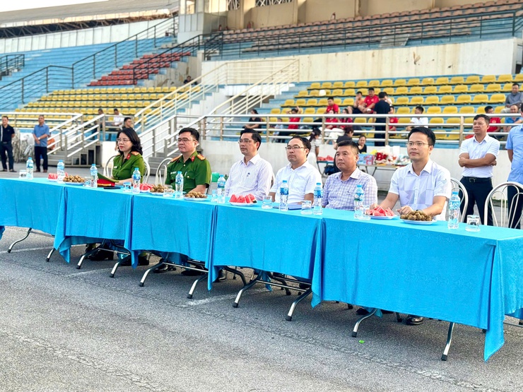 Giao hữu bóng đá đội UBND xã và Công an xã Thanh Trì: Phát huy tinh thần đoàn kết, rèn luyện sức khỏe.- Ảnh 1.