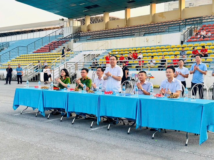 Giao hữu bóng đá đội UBND xã và Công an xã Thanh Trì: Phát huy tinh thần đoàn kết, rèn luyện sức khỏe.- Ảnh 2.