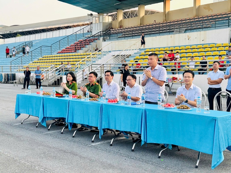Giao hữu bóng đá đội UBND xã và Công an xã Thanh Trì: Phát huy tinh thần đoàn kết, rèn luyện sức khỏe.- Ảnh 3.