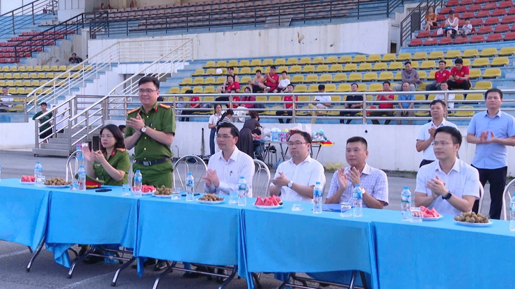 Giao hữu bóng đá đội UBND xã và Công an xã Thanh Trì: Phát huy tinh thần đoàn kết, rèn luyện sức khỏe.- Ảnh 4.