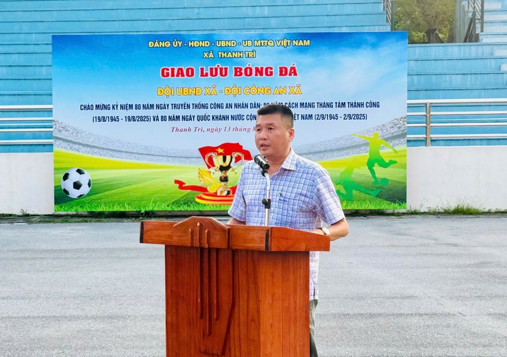 Giao hữu bóng đá đội UBND xã và Công an xã Thanh Trì: Phát huy tinh thần đoàn kết, rèn luyện sức khỏe.- Ảnh 5.