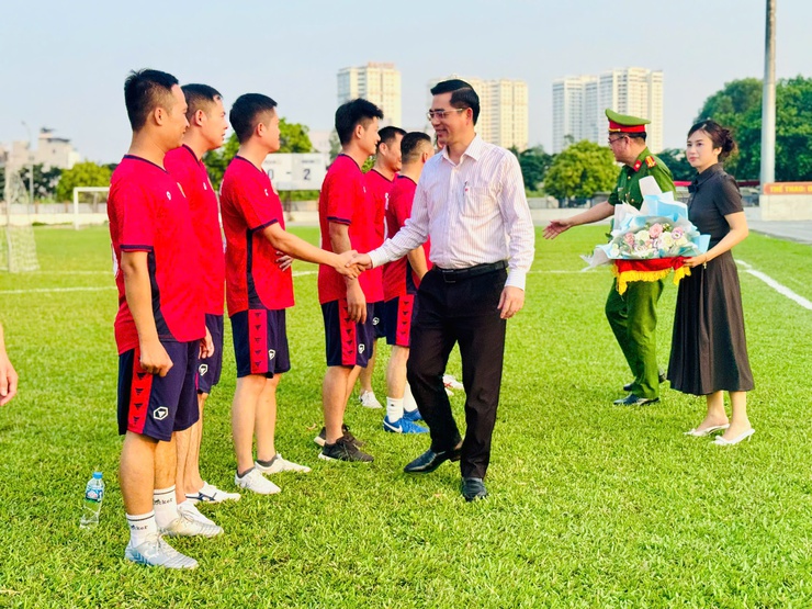 Giao hữu bóng đá đội UBND xã và Công an xã Thanh Trì: Phát huy tinh thần đoàn kết, rèn luyện sức khỏe.- Ảnh 6.