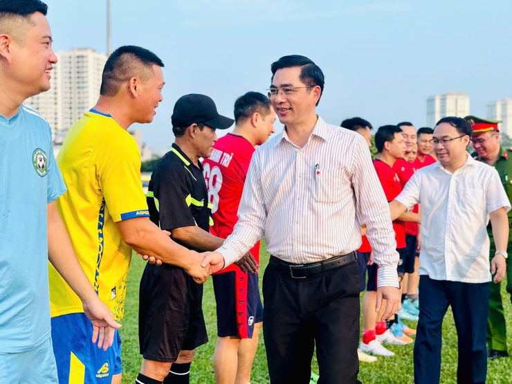 Giao hữu bóng đá đội UBND xã và Công an xã Thanh Trì: Phát huy tinh thần đoàn kết, rèn luyện sức khỏe.- Ảnh 7.