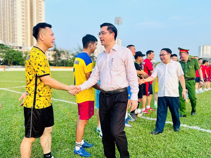 Giao hữu bóng đá đội UBND xã và Công an xã Thanh Trì: Phát huy tinh thần đoàn kết, rèn luyện sức khỏe.- Ảnh 8.