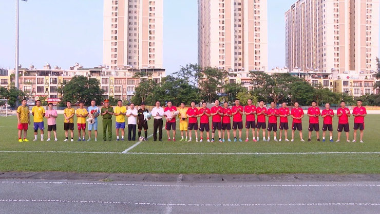 Giao hữu bóng đá đội UBND xã và Công an xã Thanh Trì: Phát huy tinh thần đoàn kết, rèn luyện sức khỏe.- Ảnh 10.