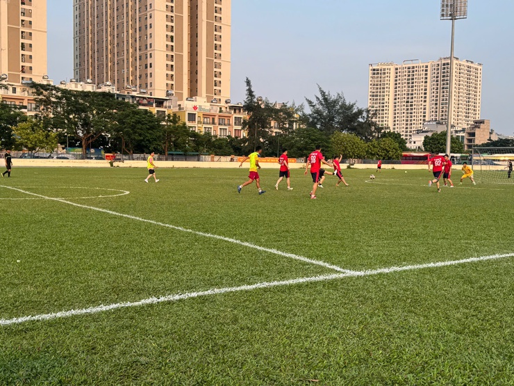 Giao hữu bóng đá đội UBND xã và Công an xã Thanh Trì: Phát huy tinh thần đoàn kết, rèn luyện sức khỏe.- Ảnh 13.
