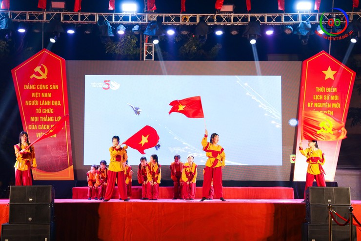 Ấn tượng từ Đêm liên hoan nghệ thuật “Sáng mãi niềm tin theo Đảng” – Chào mừng thành công Đại hội Đảng bộ xã Quốc Oai lần thứ I, nhiệm kỳ 2025–2030- Ảnh 11.