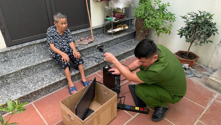 CÔNG AN XÃ THIÊN LỘC HỖ TRỢ CẤP ĐỔI THẺ ĐẢNG VIÊN TẠI NHÀ CHO ĐẢNG VIÊN GIÀ YẾU- Ảnh 1.