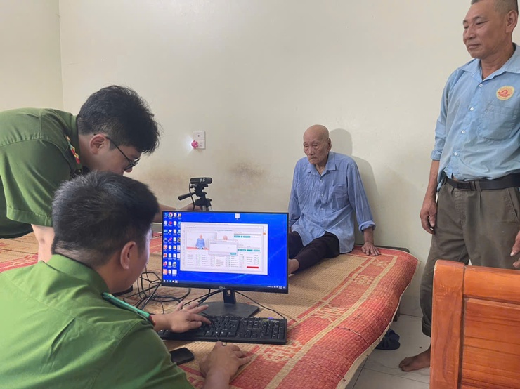 CÔNG AN XÃ THIÊN LỘC HỖ TRỢ CẤP ĐỔI THẺ ĐẢNG VIÊN TẠI NHÀ CHO ĐẢNG VIÊN GIÀ YẾU- Ảnh 2.