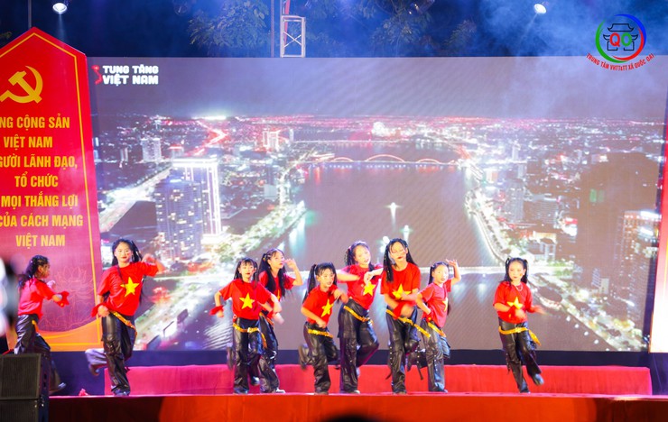 Ấn tượng từ Đêm liên hoan nghệ thuật “Sáng mãi niềm tin theo Đảng” – Chào mừng thành công Đại hội Đảng bộ xã Quốc Oai lần thứ I, nhiệm kỳ 2025–2030- Ảnh 27.
