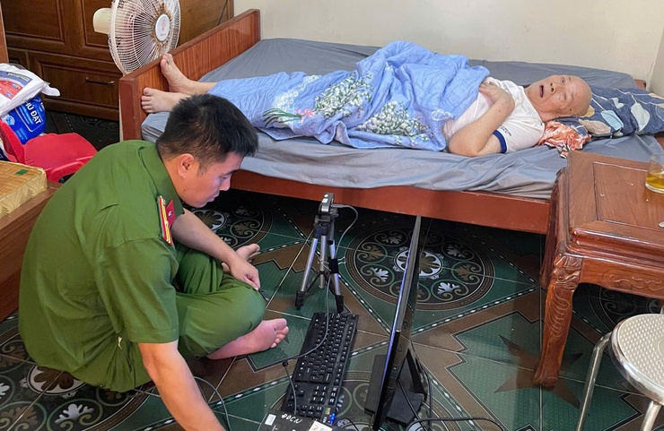 CÔNG AN XÃ THIÊN LỘC HỖ TRỢ CẤP ĐỔI THẺ ĐẢNG VIÊN TẠI NHÀ CHO ĐẢNG VIÊN GIÀ YẾU- Ảnh 4.