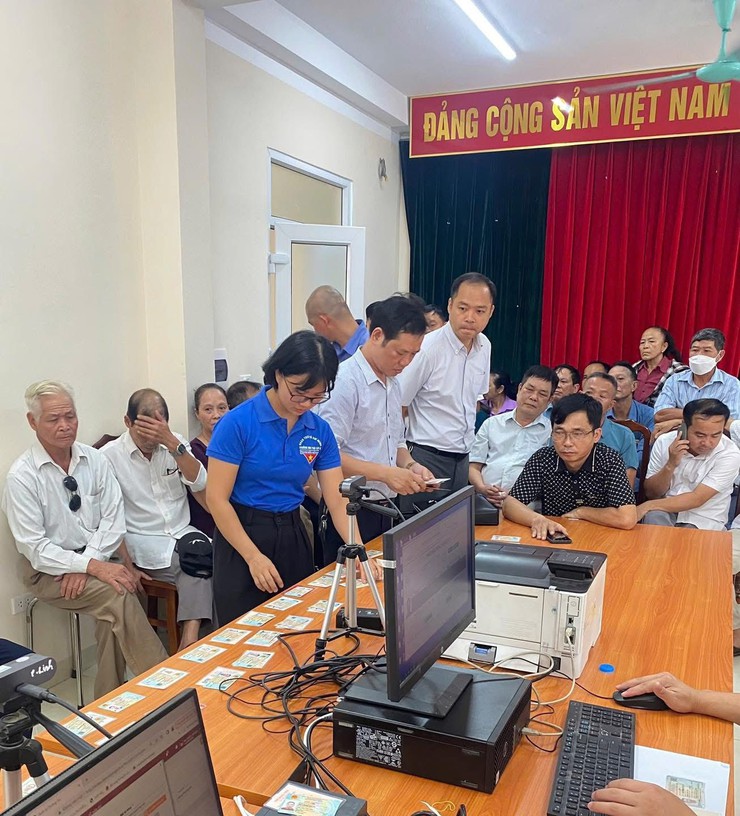 SÓC SƠN- NHỮNG NGÀY ĐẦU ĐỔI THẺ ĐẢNG VIÊN THEO CHỈ ĐẠO CỦA TRUNG ƯƠNG- Ảnh 1.