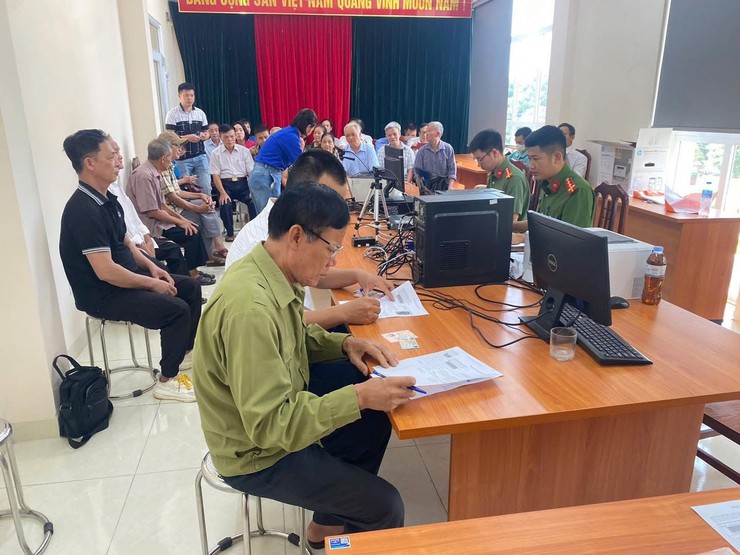 SÓC SƠN- NHỮNG NGÀY ĐẦU ĐỔI THẺ ĐẢNG VIÊN THEO CHỈ ĐẠO CỦA TRUNG ƯƠNG- Ảnh 2.