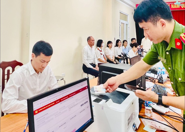 SÓC SƠN TÍCH CỰC TRIỂN KHAI ĐỔI THẺ ĐẢNG VIÊN- Ảnh 1.