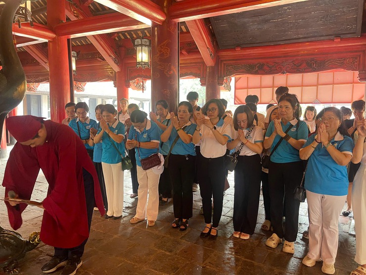 Hội Liên hiệp Phụ nữ phường Đống Đa tổ chức lễ dâng hương tại Văn Miếu - Quốc Tử Giám và trao tặng 18 suất quà cho trẻ em có hoàn cảnh khó khăn trên địa bàn- Ảnh 4.