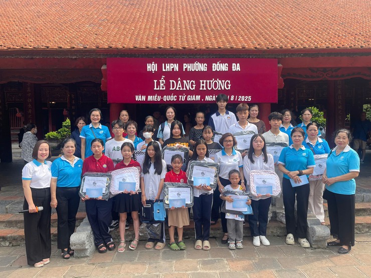 Hội Liên hiệp Phụ nữ phường Đống Đa tổ chức lễ dâng hương tại Văn Miếu - Quốc Tử Giám và trao tặng 18 suất quà cho trẻ em có hoàn cảnh khó khăn trên địa bàn- Ảnh 6.