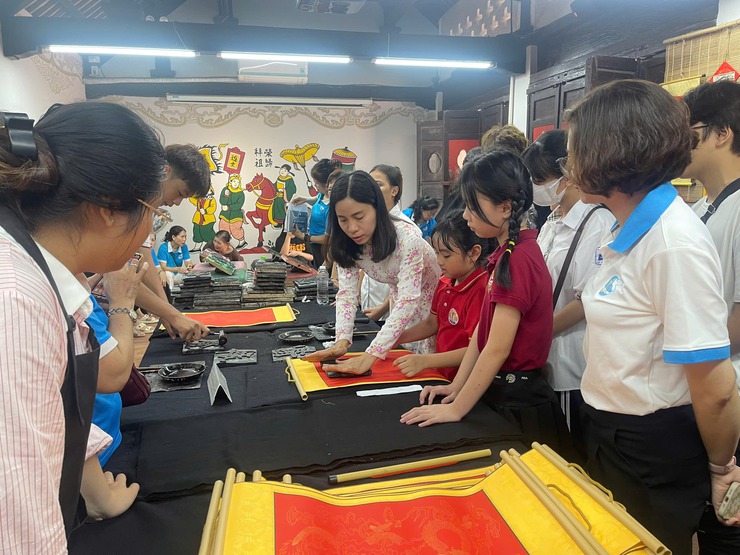 Hội Liên hiệp Phụ nữ phường Đống Đa tổ chức lễ dâng hương tại Văn Miếu - Quốc Tử Giám và trao tặng 18 suất quà cho trẻ em có hoàn cảnh khó khăn trên địa bàn- Ảnh 2.