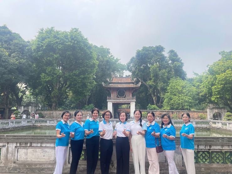 Hội Liên hiệp Phụ nữ phường Đống Đa tổ chức lễ dâng hương tại Văn Miếu - Quốc Tử Giám và trao tặng 18 suất quà cho trẻ em có hoàn cảnh khó khăn trên địa bàn- Ảnh 1.