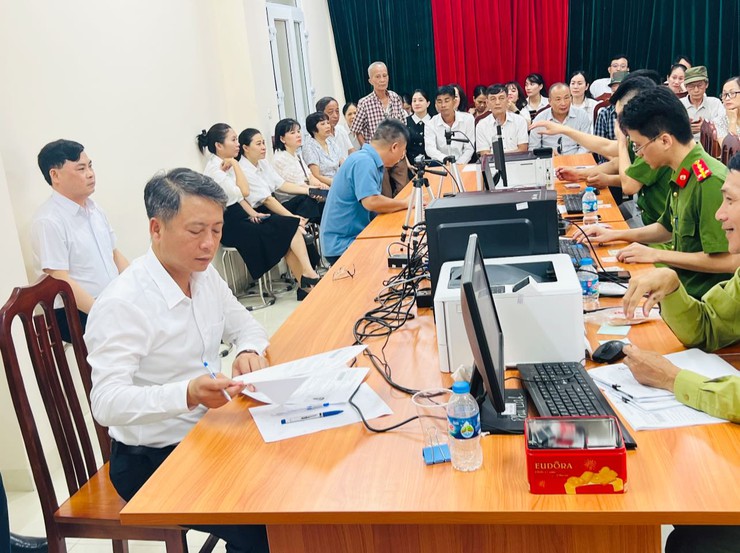 SÓC SƠN TÍCH CỰC TRIỂN KHAI ĐỔI THẺ ĐẢNG VIÊN- Ảnh 2.