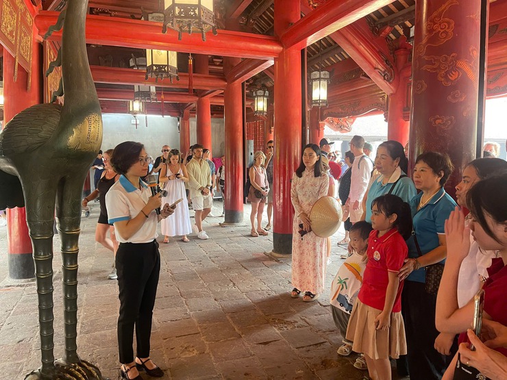 Hội Liên hiệp Phụ nữ phường Đống Đa tổ chức lễ dâng hương tại Văn Miếu - Quốc Tử Giám và trao tặng 18 suất quà cho trẻ em có hoàn cảnh khó khăn trên địa bàn- Ảnh 5.