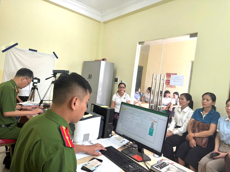ĐẢNG BỘ XÃ DÂN HÒA TÍCH CỰC TRIỂN KHAI ĐỔI THẺ ĐẢNG VIÊN, BẢO ĐẢM CHUẨN HÓA CƠ SỞ DỮ LIỆU TỔ CHỨC ĐẢNG VÀ ĐẢNG VIÊN- Ảnh 1.