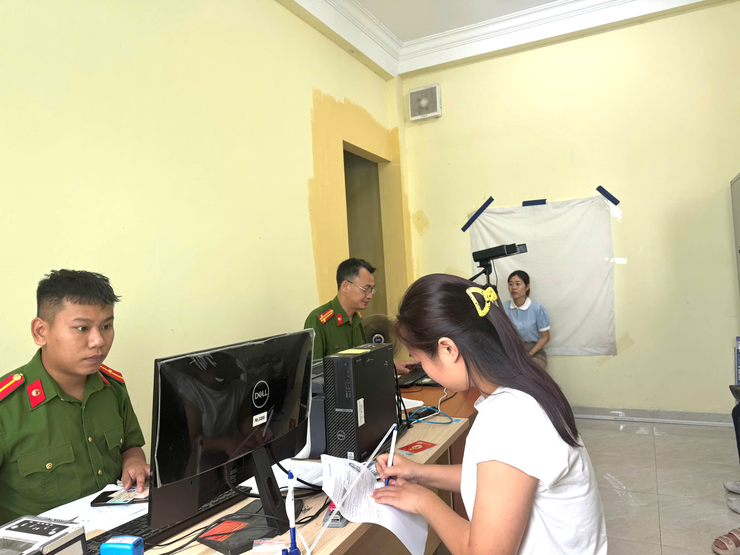 ĐẢNG BỘ XÃ DÂN HÒA TÍCH CỰC TRIỂN KHAI ĐỔI THẺ ĐẢNG VIÊN, BẢO ĐẢM CHUẨN HÓA CƠ SỞ DỮ LIỆU TỔ CHỨC ĐẢNG VÀ ĐẢNG VIÊN- Ảnh 2.
