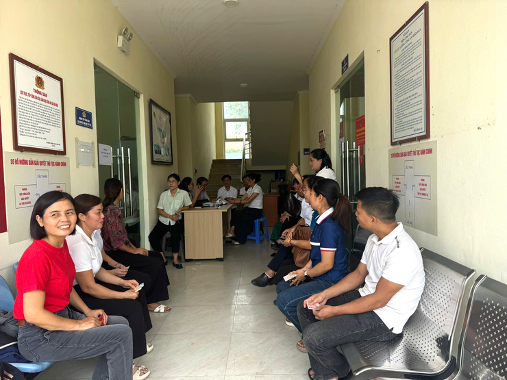 ĐẢNG BỘ XÃ DÂN HÒA TÍCH CỰC TRIỂN KHAI ĐỔI THẺ ĐẢNG VIÊN, BẢO ĐẢM CHUẨN HÓA CƠ SỞ DỮ LIỆU TỔ CHỨC ĐẢNG VÀ ĐẢNG VIÊN- Ảnh 3.