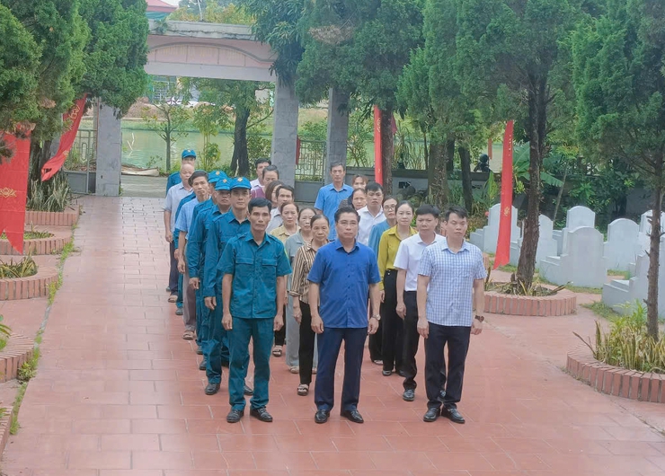 XÃ ỨNG HÒA TỔ CHỨC DÂNG HƯƠNG TẠI 9 ĐIỂM NGHĨA TRANG LIỆT SỸ, TRƯỚC THỀM ĐẠI HỘI ĐẠI BIỂU ĐẢNG BỘ LẦN THỨ I, NHIỆM KỲ 2025 – 2030- Ảnh 3.